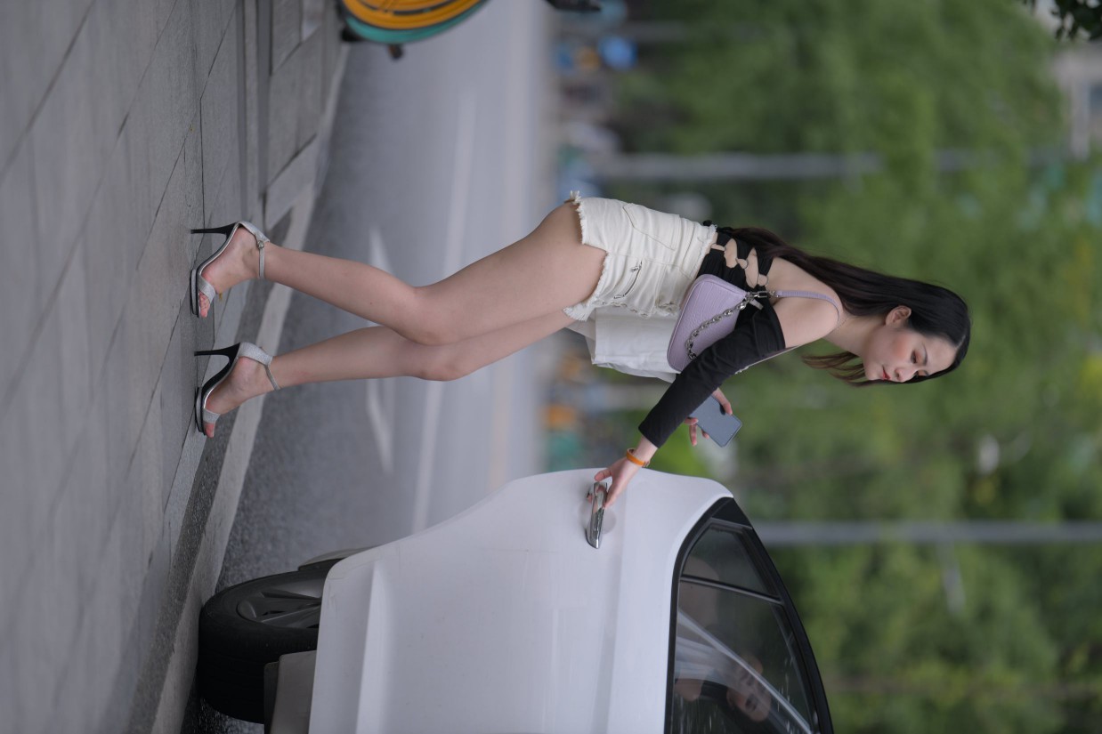 图片[6]-长发飘飘的白色热裤美丽女孩【49P】00029-发街拍