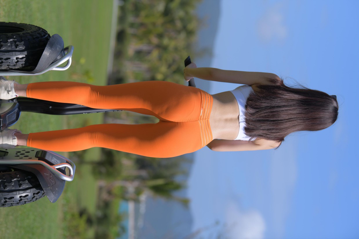 图片[4]-骑着平衡车的橘黄色瑜伽裤妹妹【620P】00054-发街拍