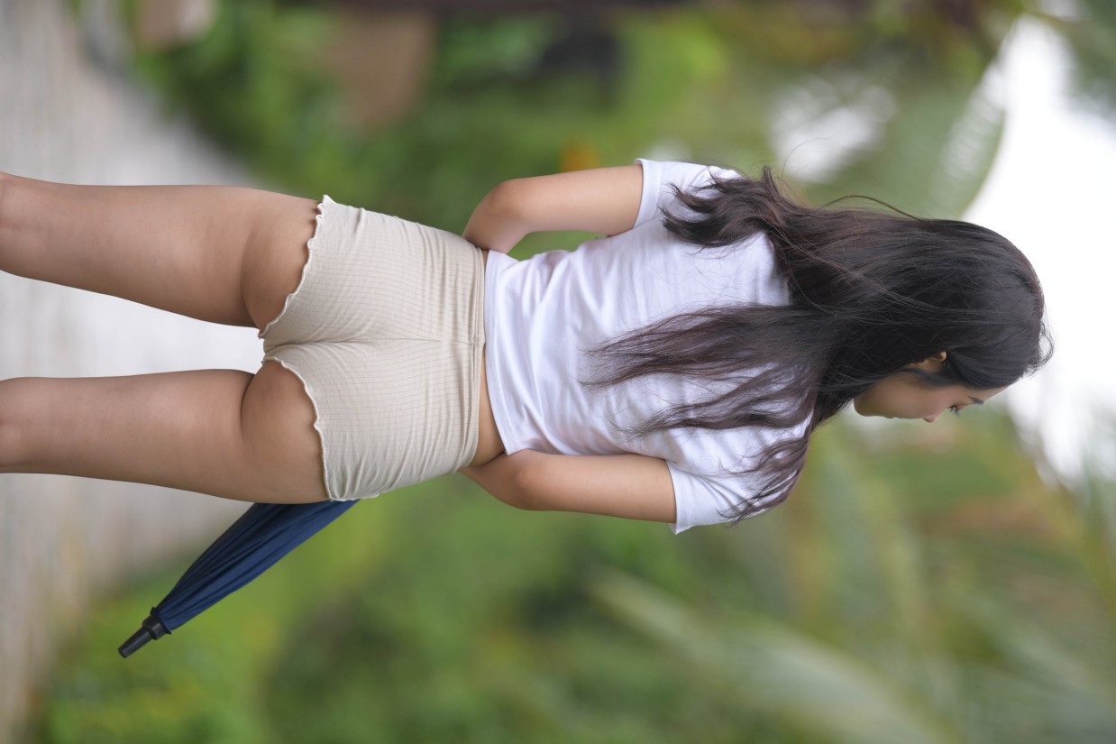 图片[4]-在郊外的长发热裤姑娘【388P】00022-发街拍