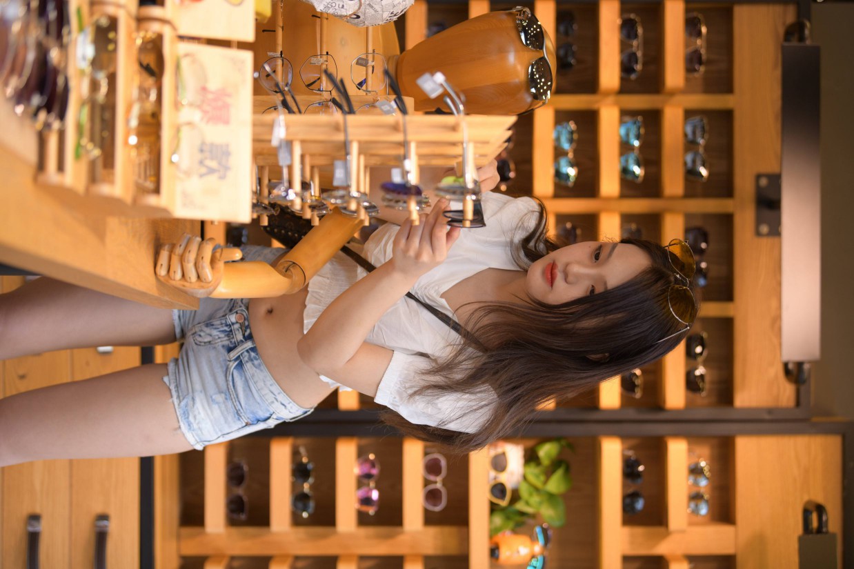 图片[4]-头戴花环的南方姑娘身穿紧身牛仔短裤【161P】00028-发街拍