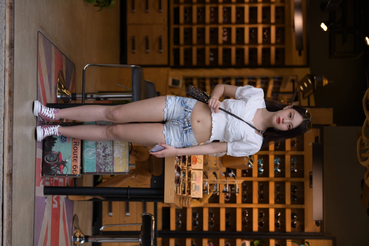 图片[6]-头戴花环的南方姑娘身穿紧身牛仔短裤【161P】00028-发街拍