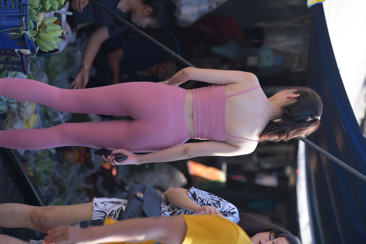 图片[3]-粉色的甜美瑜伽裤女孩在逛街【372P】00057-发街拍