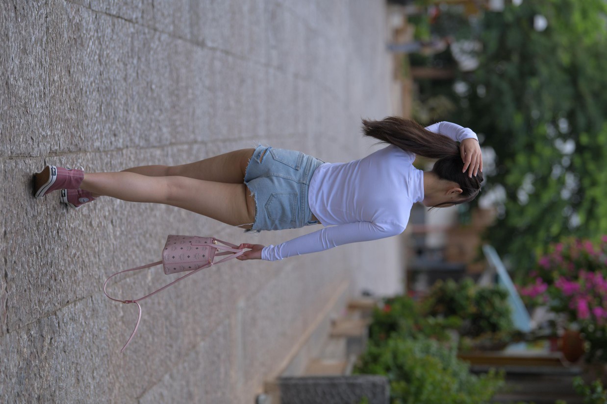 图片[2]-紧身牛仔短裤骑自行车的漂亮女孩【588P】00053-发街拍