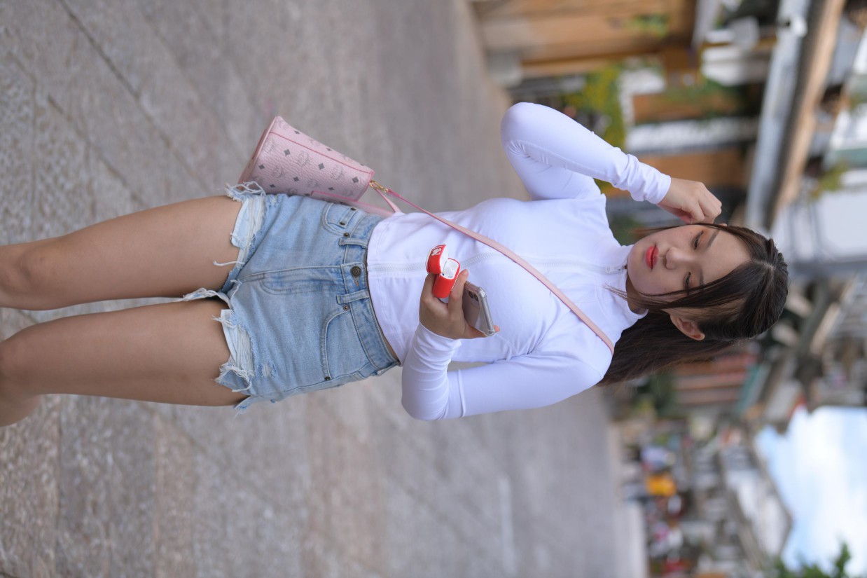 图片[4]-紧身牛仔短裤骑自行车的漂亮女孩【588P】00053-发街拍