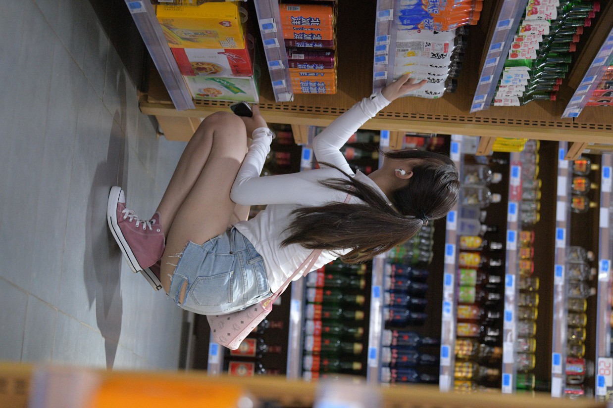 图片[5]-紧身牛仔短裤骑自行车的漂亮女孩【588P】00053-发街拍