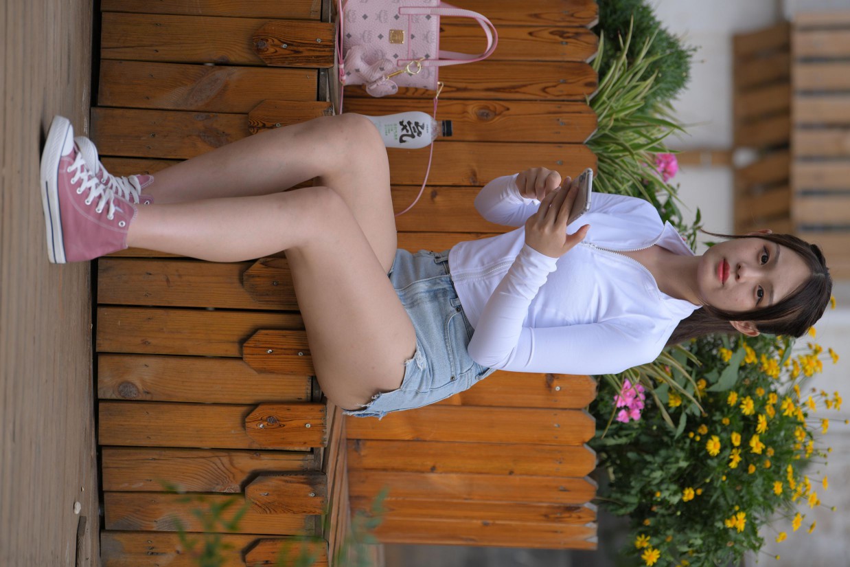 图片[7]-紧身牛仔短裤骑自行车的漂亮女孩【588P】00053-发街拍