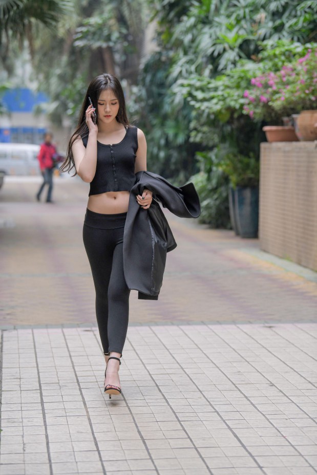 图片[4]-喝奶茶的黑色瑜伽裤长发姑娘【376P】00055-发街拍