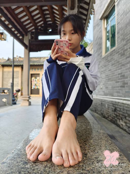 图片[4]-【免费】专心致志玩手机的女孩【42P】20028-发街拍