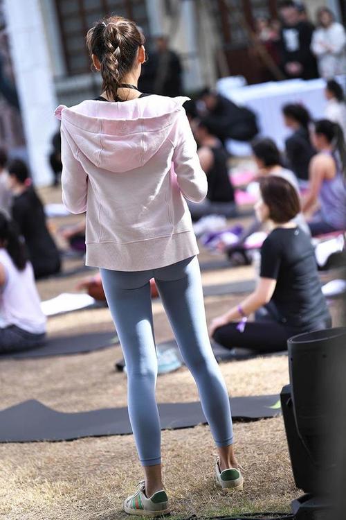 图片[2]-在广场看热闹的瑜伽裤女人-发街拍