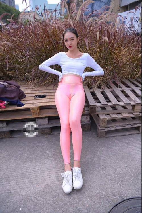 图片[2]-粉色紧身裤漂亮女孩 J1433 749P1V-20.0GB-发街拍