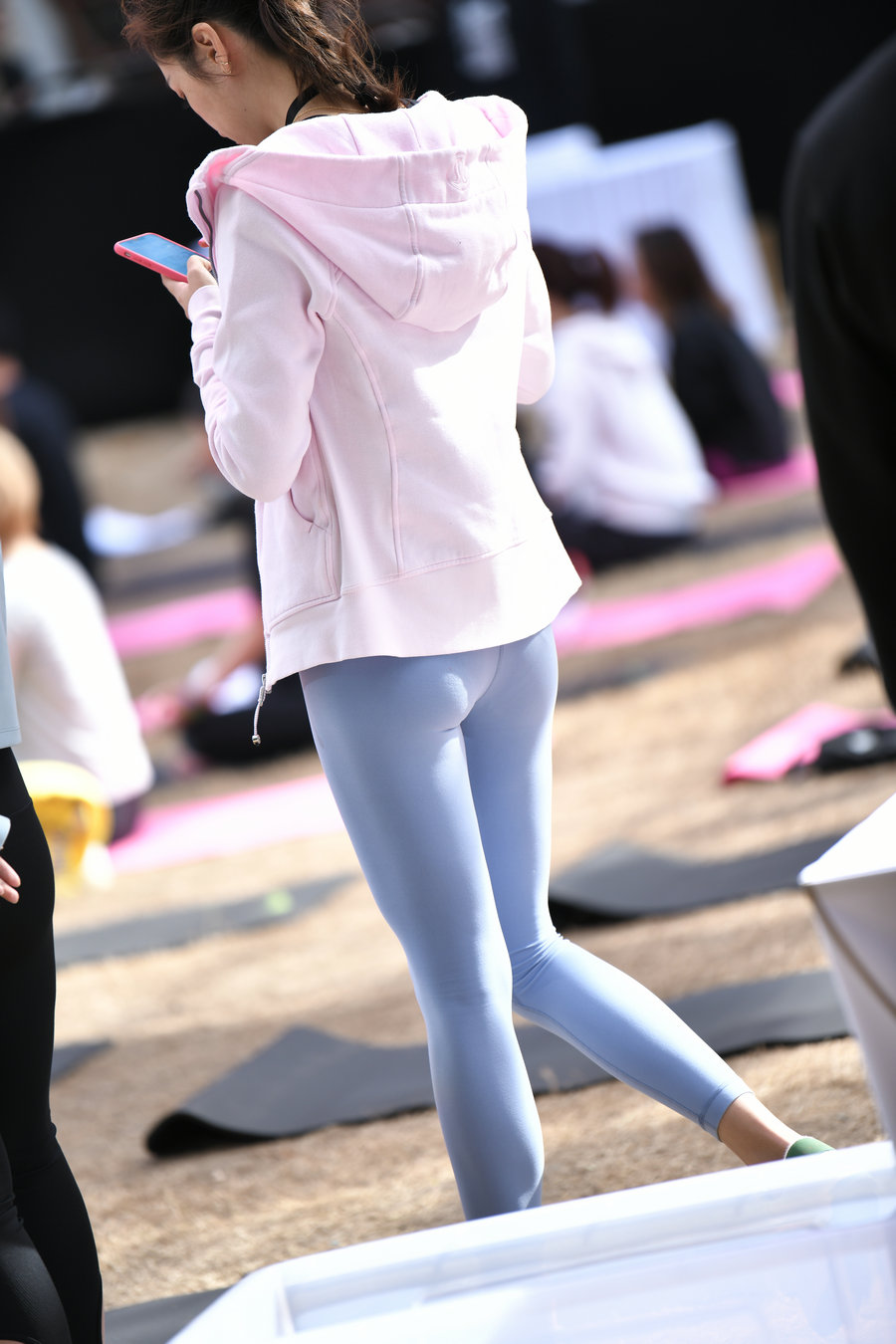 图片[3]-在广场看热闹的瑜伽裤女人-发街拍