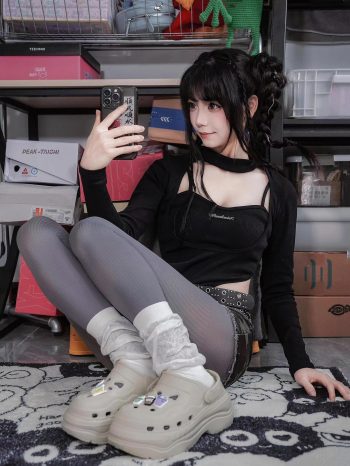 图片[8]-牛仔热裤+灰丝姑娘玩自拍-发街拍