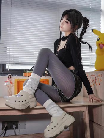 图片[3]-牛仔热裤+灰丝姑娘玩自拍-发街拍