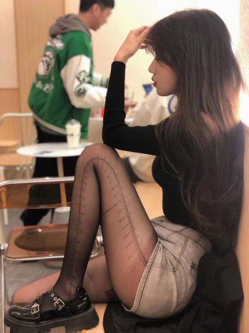 图片[1]-牛仔短裤+黑丝，太好看了吧-发街拍