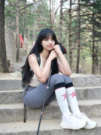 图片[1]-爱爬山的瑜伽裤MM，太甜美了！~-发街拍