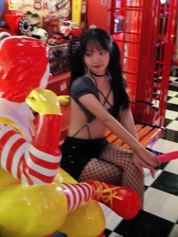 图片[3]-网格丝袜的清纯双马尾小姑娘-发街拍