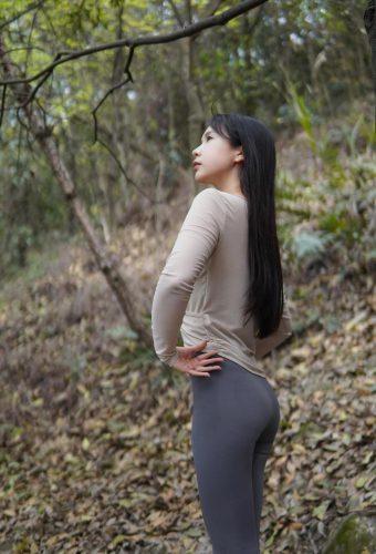 图片[5]-穿瑜伽裤爬山的长发少女-发街拍