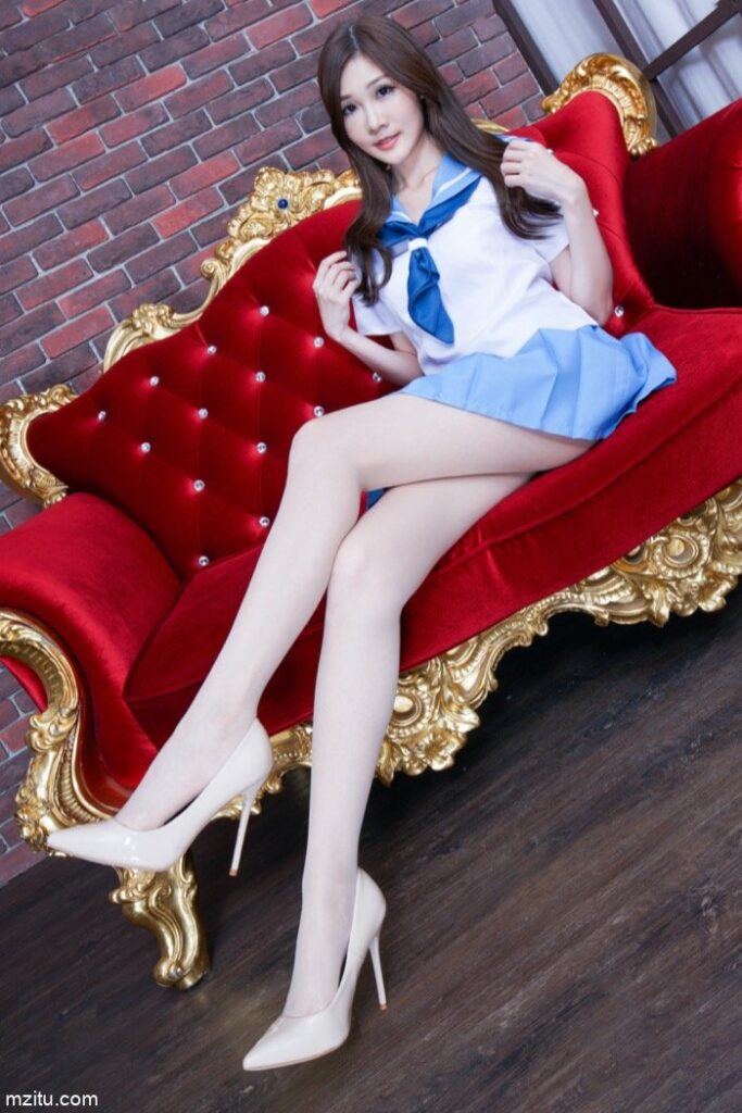 成熟迷人的美少妇，美腿纤细白皙真性感-发街拍