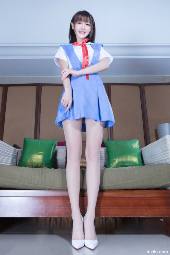 台湾妹子好甜美，一双大白腿让人移不开眼！-发街拍