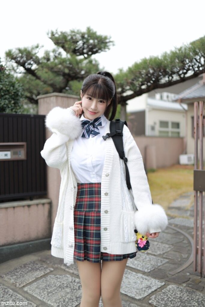 甜美小姐姐朱可儿：下课后来一场尾随的约会-发街拍