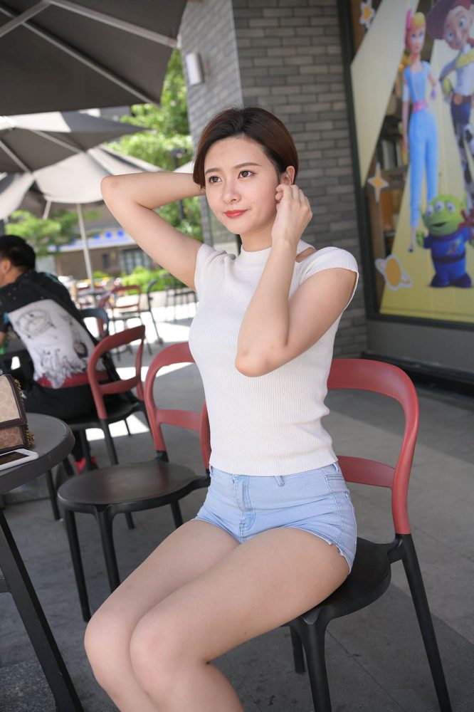 短发牛仔的漂亮女生【2.4G】-发街拍