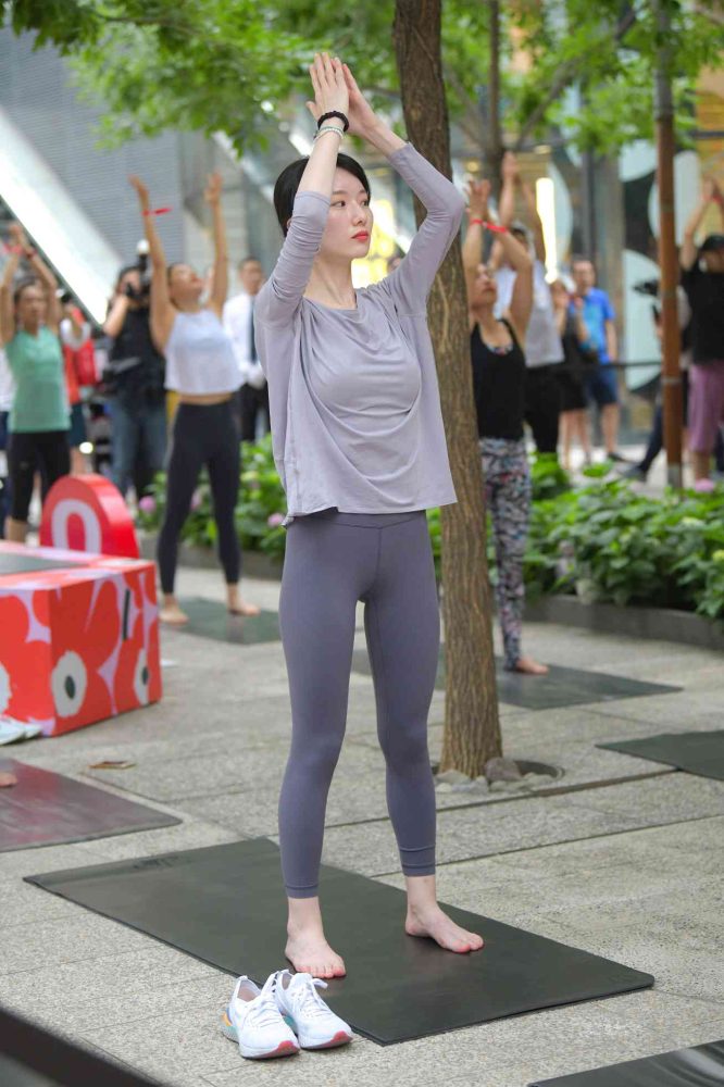 做瑜伽的小女人【75P】04023-发街拍