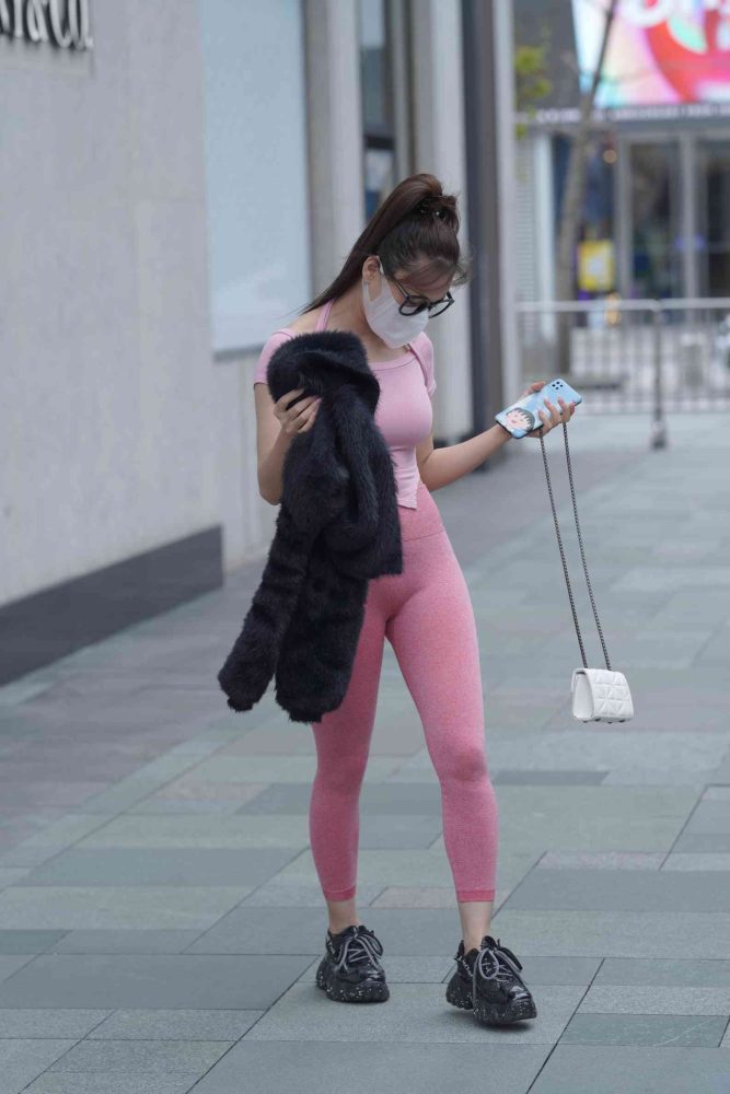 粉红色瑜伽裤的眼镜妹妹【93P】04019-发街拍