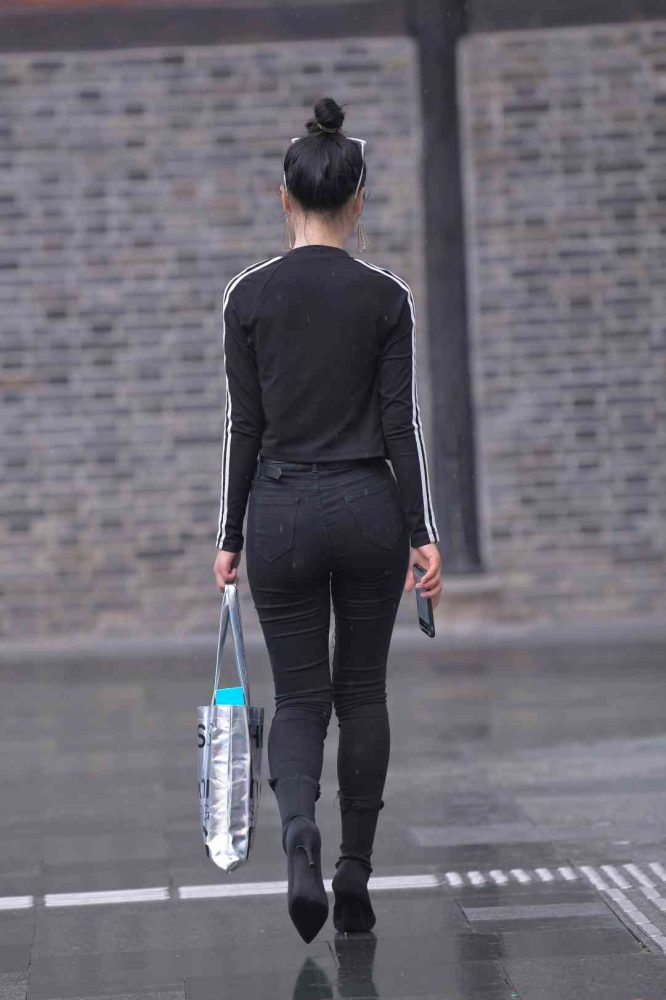 【免费】酷酷的紧身牛仔裤女人【7P】04038-发街拍