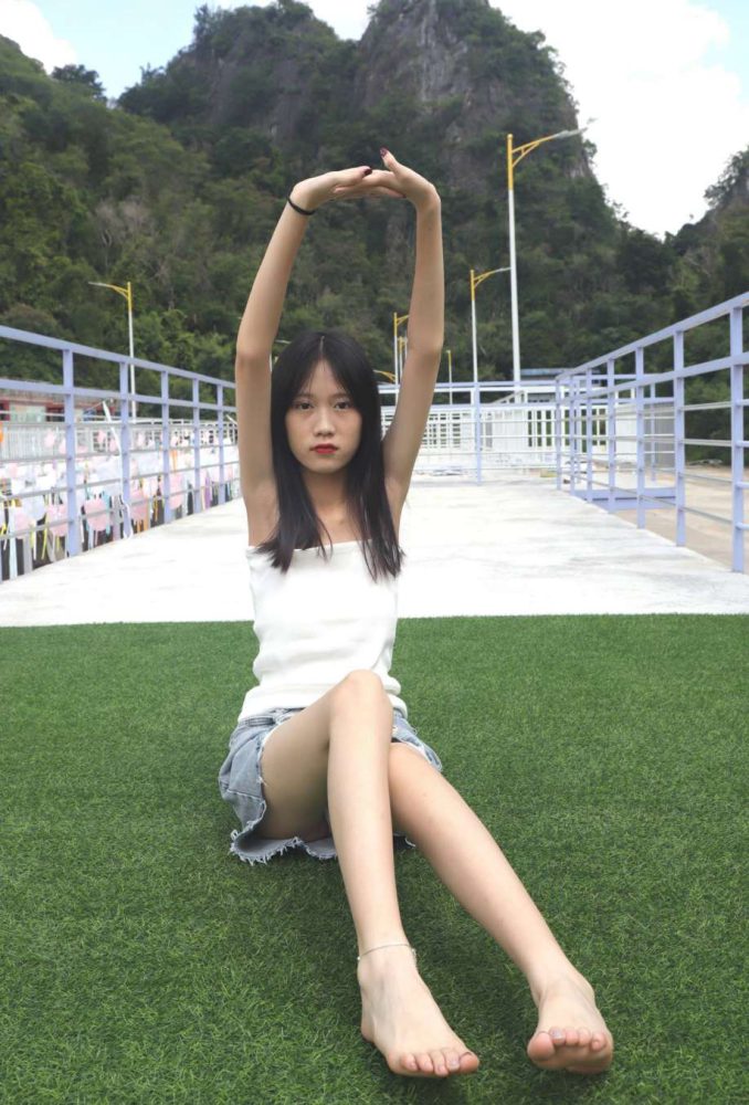 坐在草地上的长发女孩【172P】20012-发街拍