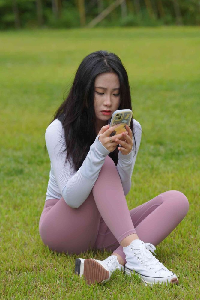 坐在草地玩手机的瑜伽姑娘【733P】04012-发街拍