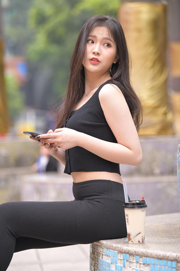 喝奶茶的黑色瑜伽裤长发姑娘【376P】00055-发街拍