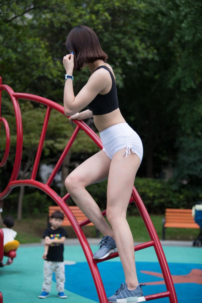 在户外玩耍的白色短裤漂亮姑娘【239P】00061-发街拍