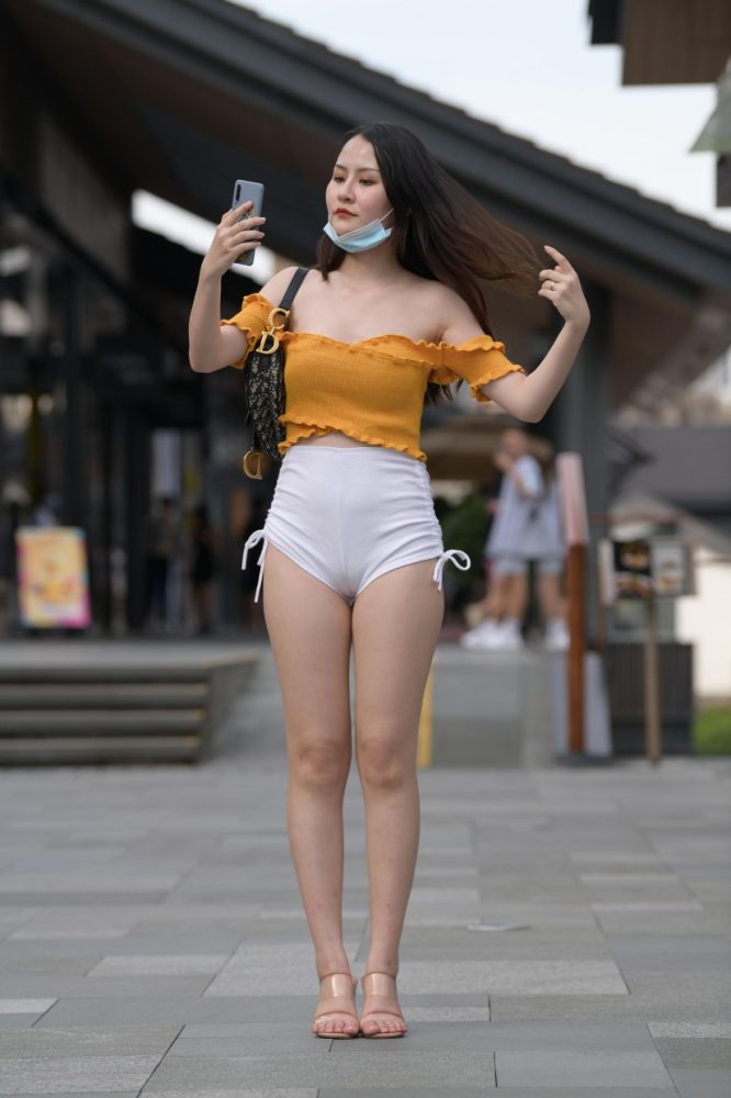 高腰白色短裤的漂亮女孩【767P】00065-发街拍