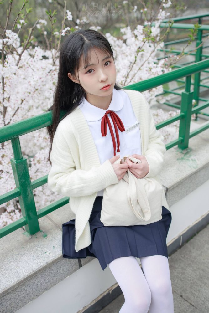 甜美可人的白丝姑娘【127P】20011-发街拍