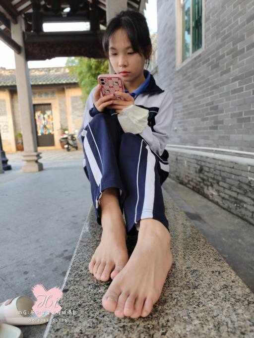 【免费】专心致志玩手机的女孩【42P】20028-发街拍