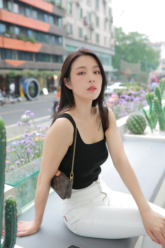 非常漂亮的白色紧身裤女孩J2055 895P2V-24.5GB-发街拍