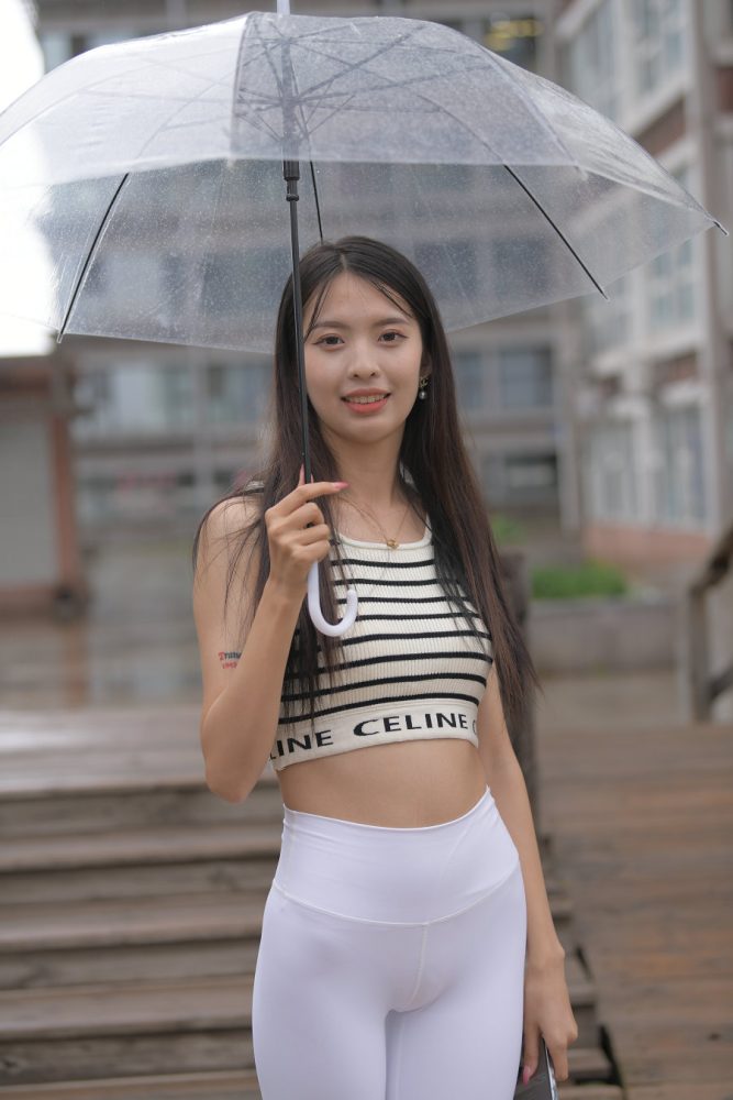 打伞的白色瑜伽裤女孩J2986 622P1V-22.06GB-发街拍