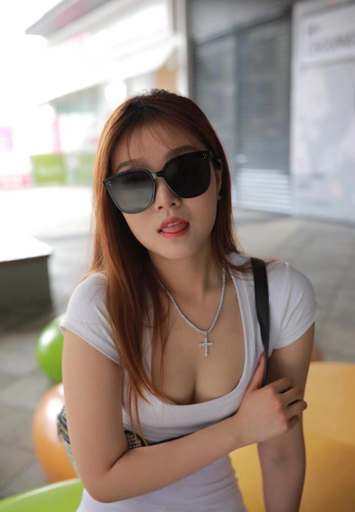 看上去拽拽的瑜伽裤女孩 J1695 425P1V-14.0GB-发街拍