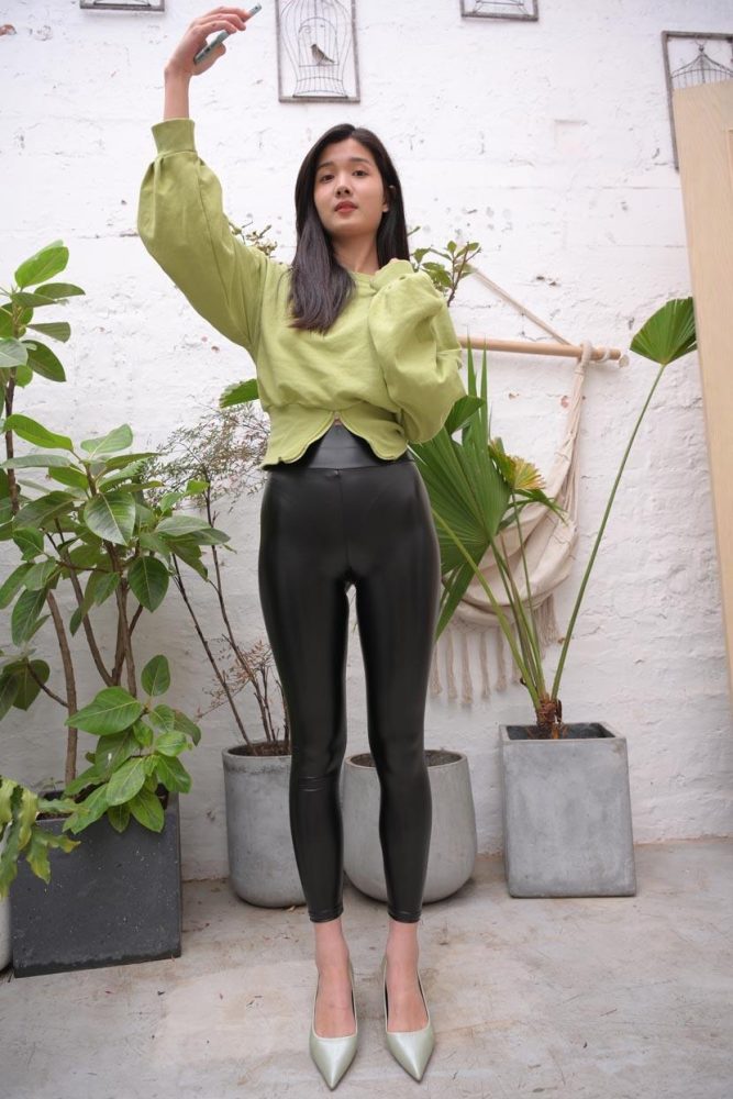 身材很棒的紧身皮裤女孩 J1537 653P1V-19.3GB-发街拍