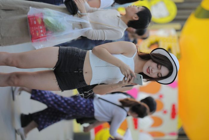 非常时尚阳光的牛仔热裤女孩【808P】00064-发街拍