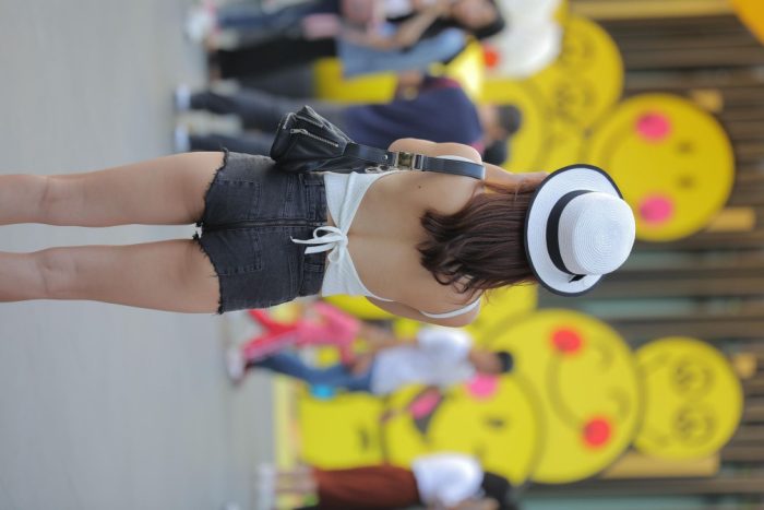 非常时尚阳光的牛仔热裤女孩【808P】00064-发街拍