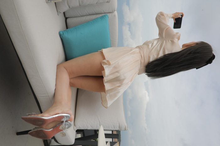 戴黑色蝴蝶结的长发女孩【369P】00027-发街拍