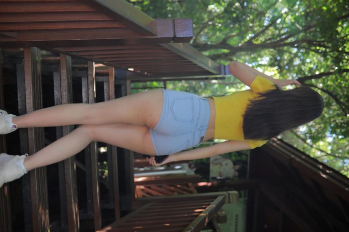 在户外散心的紧身牛仔短裤女孩【536P】00048-发街拍