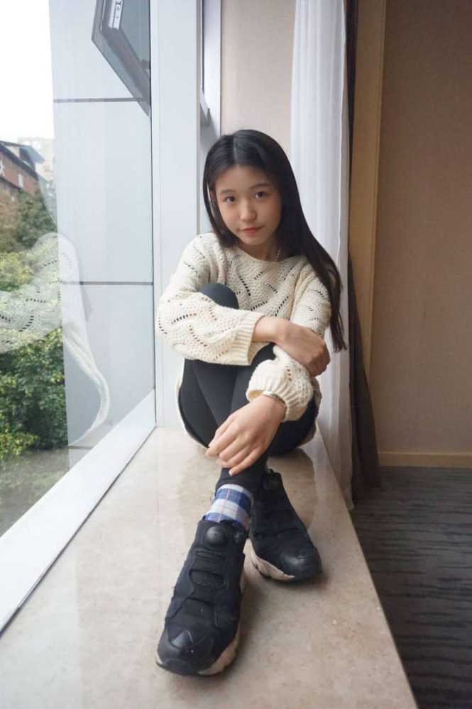 眼神很清澈的赤脚女孩【59P】20020-发街拍