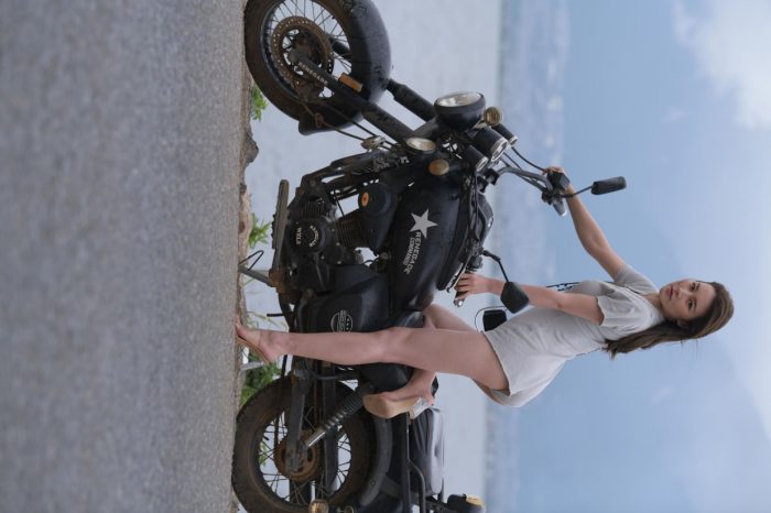 阴雨天在海边骑车的长发女人【156P】00044-发街拍