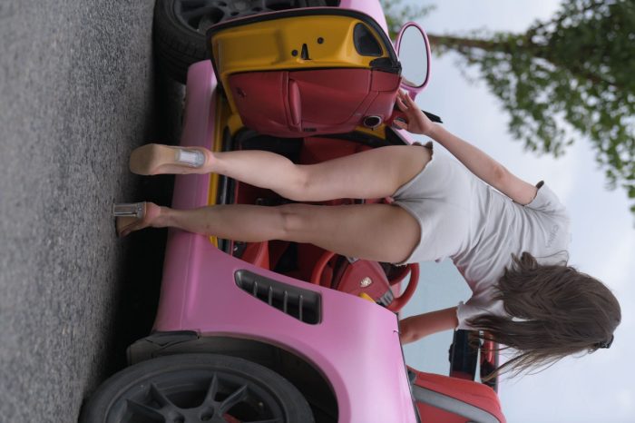 在海边开跑车的连衣短裤女孩【390P】00030-发街拍