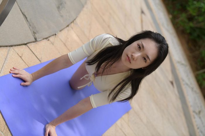 游泳池旁边的比基尼女生【327P】00042-发街拍