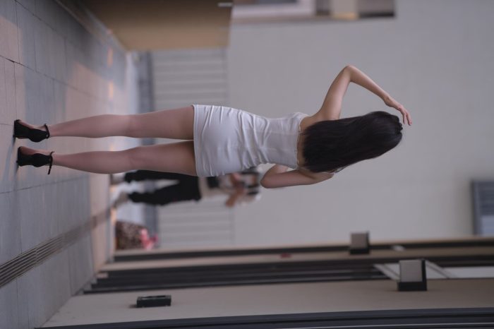 长发女孩紧身短裙特别显身材【245P】00040-发街拍