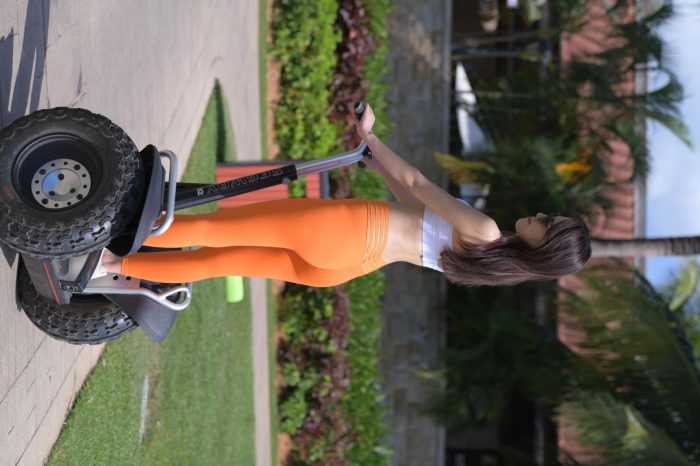 骑着平衡车的橘黄色瑜伽裤妹妹【620P】00054-发街拍