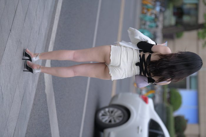 长发飘飘的白色热裤美丽女孩【49P】00029-发街拍